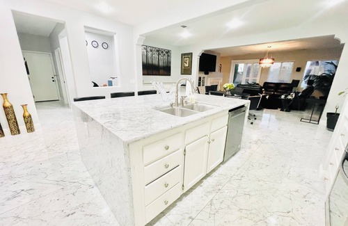 Riverside House | Charming 4-bedroom estate with fitness room, movie theater & sauna in Riverside