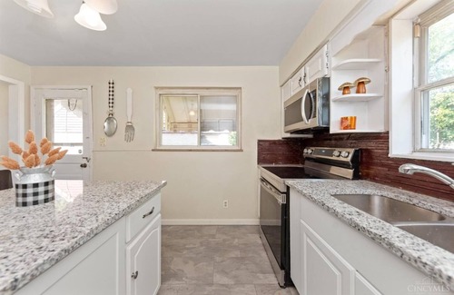 Roselawn Finance House | Charming 4-bedroom house with WiFi, AC in brilliant Cincinnati, Silverton area.