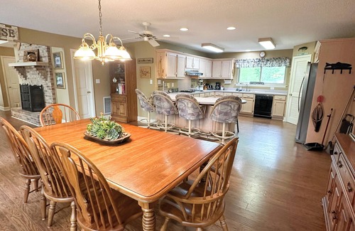 Crane Hill House | Charming 4-bedroom house in the heart of Smith Lake in Crane Hill