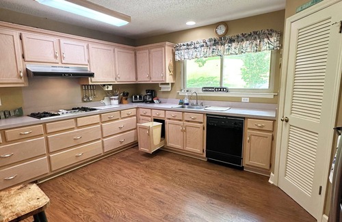 Crane Hill House | Charming 4-bedroom house in the heart of Smith Lake in Crane Hill