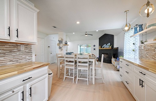 The Colony House | Charming 4-bedroom house with lake view, The Colony
