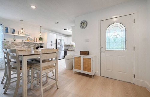 The Colony House | Charming 4-bedroom house with lake view, The Colony