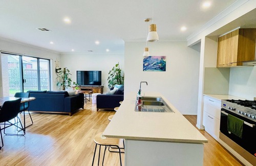 Werribee House | Charming 4-bedroom house with WiFi and AC in enjoyable Werribee