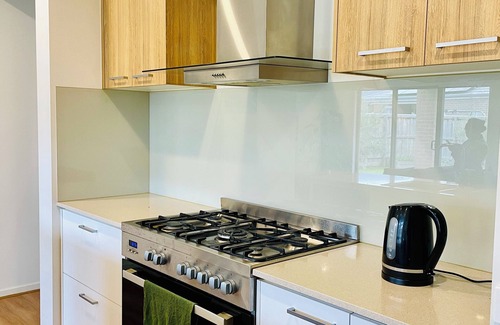 Werribee House | Charming 4-bedroom house with WiFi and AC in enjoyable Werribee