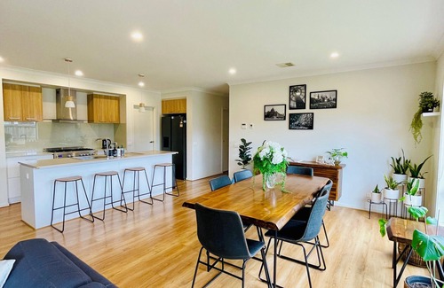 Werribee House | Charming 4-bedroom house with WiFi and AC in enjoyable Werribee