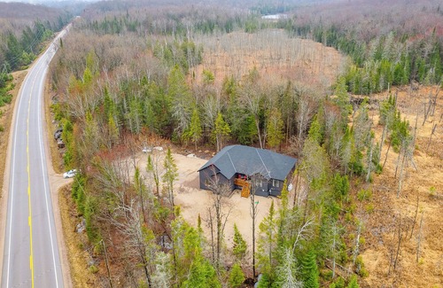 Highlands East House | Charming 4-bedroom house with WiFi, fitness room in welcoming Tory Hill