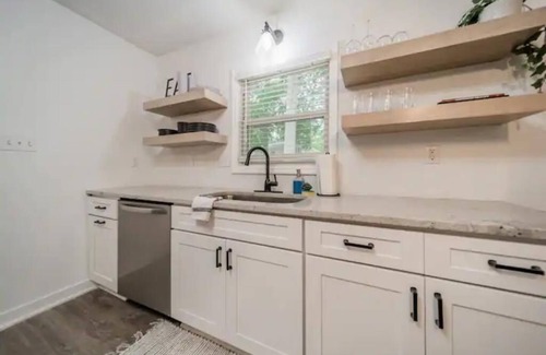 Charlotte Ski Chalet | Charming 4 bedroom house just outside of Uptown