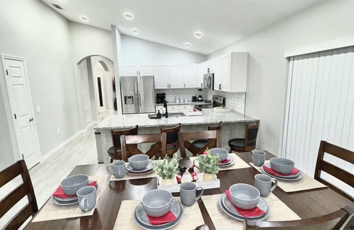 Cumbrian Lakes House | Charming 4-bedroom house with pool,WiFi, AC in Kissimmee near Disney