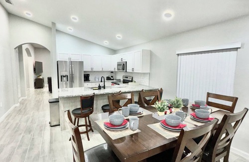 Cumbrian Lakes House | Charming 4-bedroom house with pool,WiFi, AC in Kissimmee near Disney