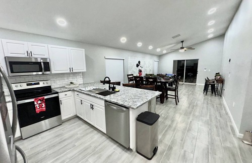 Cumbrian Lakes House | Charming 4-bedroom house with pool,WiFi, AC in Kissimmee near Disney