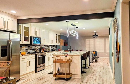 Rosenberg House | Charming 4-bedroom house with WiFi and AC in serene Rosenberg