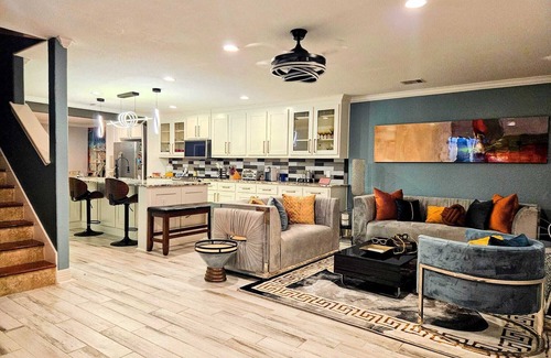 Rosenberg House | Charming 4-bedroom house with WiFi and AC in serene Rosenberg