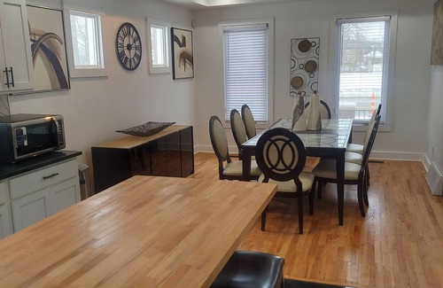 Drayton Plains House | Charming 4-Bedroom Home in Detroit with AC & WiFi