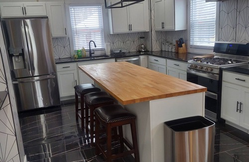 Drayton Plains House | Charming 4-Bedroom Home in Detroit with AC & WiFi