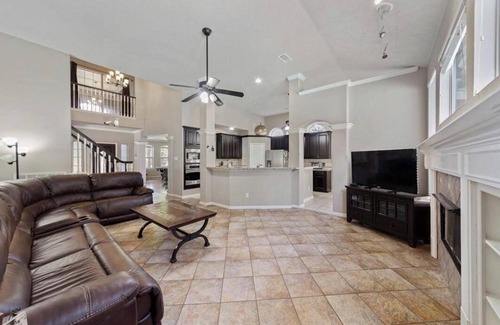Barker House | Charming 4-bedroom home with Pool and Spa AC & WiFi safe peaceful neighborhood