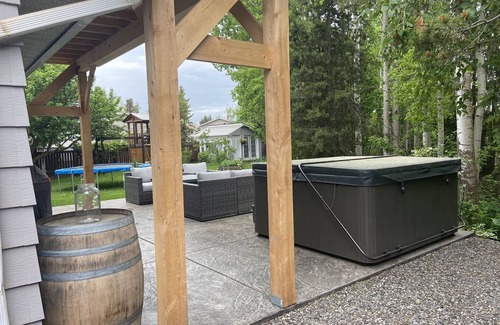 Smithers House | Charming 4 Bedroom House: Minutes from Downtown Smithers, Featuring a Hot Tub