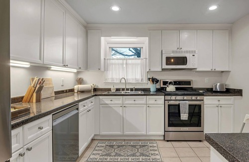 Franklin House | Charming 4-bedroom house with fully fenced yard, in fabulous Franklin
