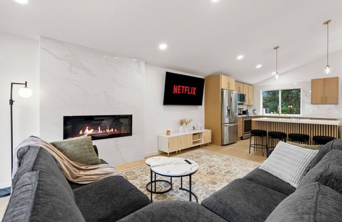 Inglewood-Finn Hill House | Charming 4-bedroom House With Fitness Room in Kirkland