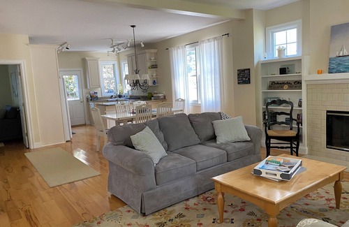 Lakeside House | Charming 4-bedroom house near the Lakeside pool & pickleball courts