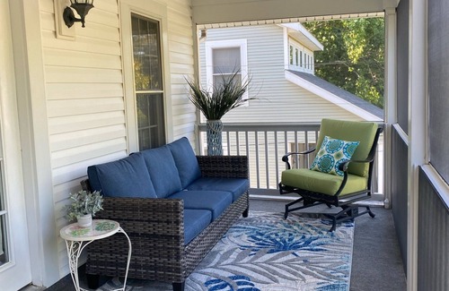 Lakeside House | Charming 4-bedroom house near the Lakeside pool & pickleball courts