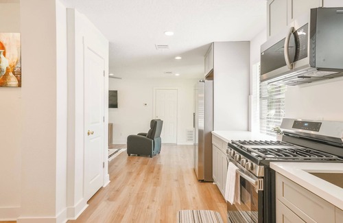 Pearland House | Charming 4-bedroom house with Heated Pool, AC and WiFi in fabulous Pearland
