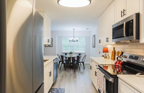 Savannah House | Charming 4-bedroom house - Mins away from Historic Downtown! Great for Families!