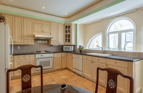 East York House | Charming 4-bedroom house in lovely Toronto with AC, WiFi