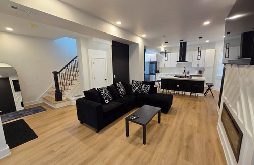 Chatham House | Charming 4-bedroom house with WiFi, AC in superb Chicago Chatham