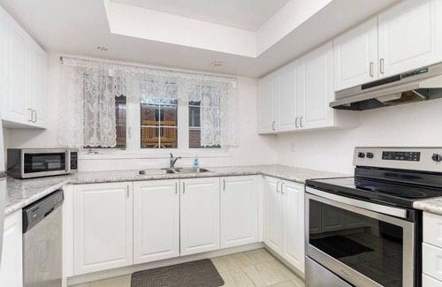 Durham Region House | Charming 4-bedroom house with Central air and WiFi in Oshawa