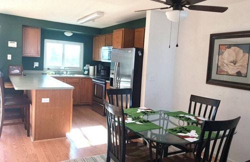 Aurora House | Charming 4-bedroom house with garage ,WiFi, AC in peaceful Aurora
