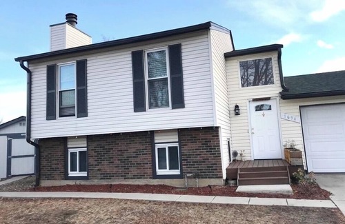 Aurora House | Charming 4-bedroom house with garage ,WiFi, AC in peaceful Aurora