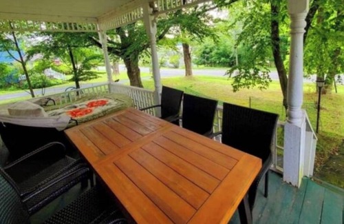 Kauneonga Lake House | Charming 4-bedroom house with Lakeview and AC in Bethel