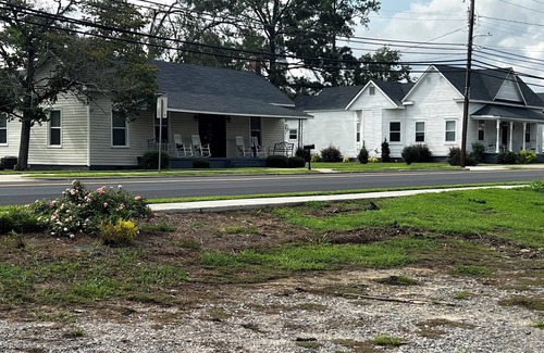 Wadley House | Charming 4-bedroom house with luxury and comfort in enchanting Wadley GA.