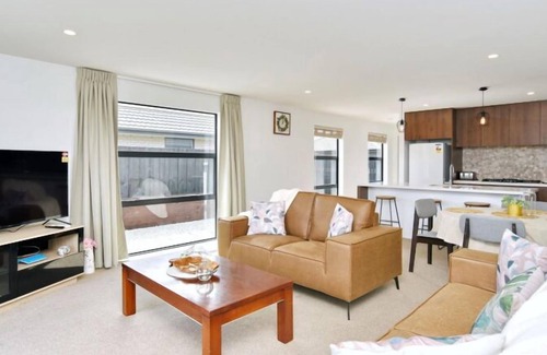 Christchurch Apartment | Charming 4-bedroom home located near Christchurch International Airport.