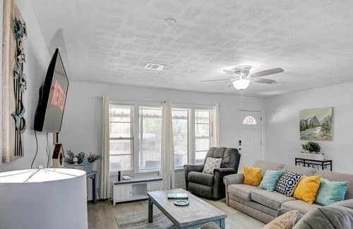 Jasper House | Charming 4 Bedroom Retreat in the Heart of Jasper, TX – Your Ideal Getaway!