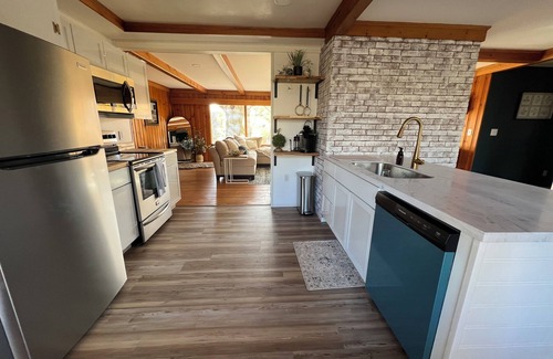Minetto Cottage | Charming 4-bedroom, riverfront cottage in Oswego