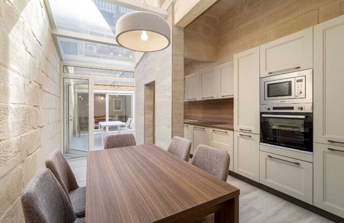 Madliena House | "Charming 4-Bedroom Townhome with WiFi & AC, 4 Minutes from Tas-Sliema Seafront"