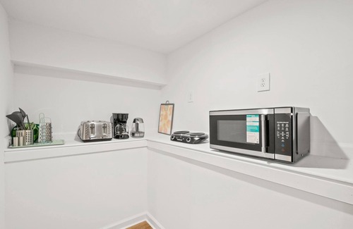 Park View House | Charming 4-bedroom townhome in fabulous Washington with AC, WiFi