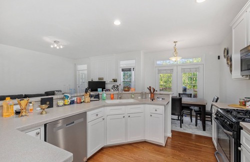 Dulles Town Center House | Charming 4-bedroom townhome 8 min to Airport 20 min to DC Pet friendly sleeps 14