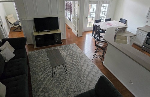Dulles Town Center House | Charming 4-bedroom townhome 8 min to Airport 20 min to DC Pet friendly sleeps 14