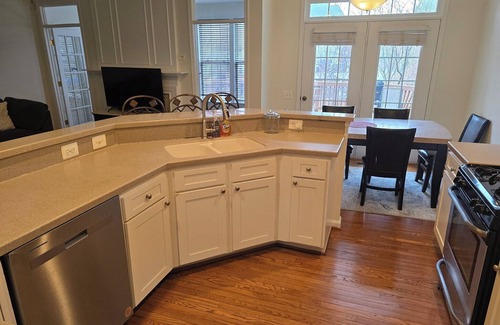 Dulles Town Center House | Charming 4-bedroom townhome 8 min to Airport 20 min to DC Pet friendly sleeps 14