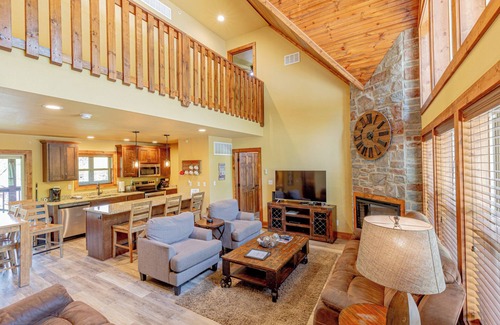 Reeds Spring Cabin | Charming 4-bedroom lodge with lots of amenities in Branson