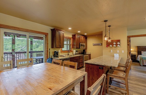 Reeds Spring Cabin | Charming 4-bedroom lodge with lots of amenities in Branson