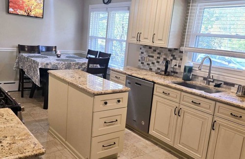 Green Oaks House | Charming 4-bedroom house in Libertyville with WiFi and AC