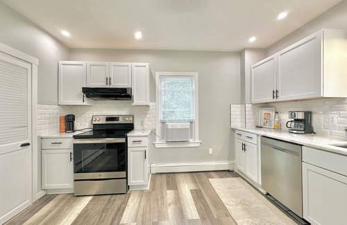 Marlborough House | Charming 4-bedroom house in delightful Marlborough with AC, WiFi