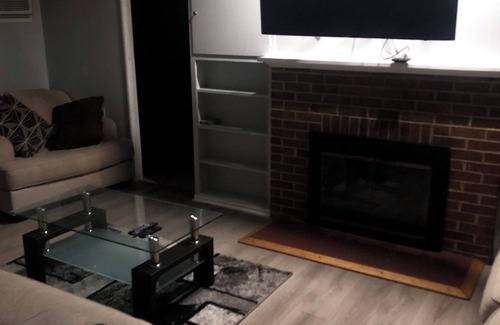 Park Forest House | Charming 4-bedroom house with WiFi and AC in Park Forest