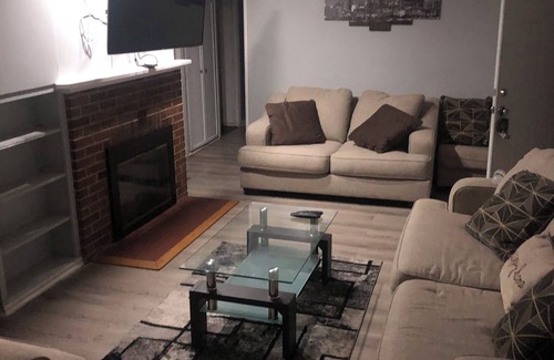 Park Forest House | Charming 4-bedroom house with WiFi and AC in Park Forest