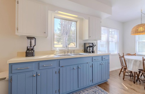 Rapid City House | Charming 4-Bedroom Farmhouse Retreat Near the Lake