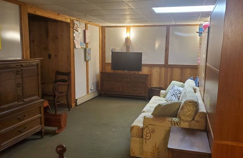 Springfield House | Charming 4-bedroom house with AC and WiFi in Springfield just outside city limit