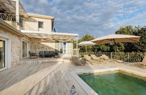 Tinjan Villa | Charming 4-Bedroom Villa with Heatable Pool, Jacuzzi and Sauna
